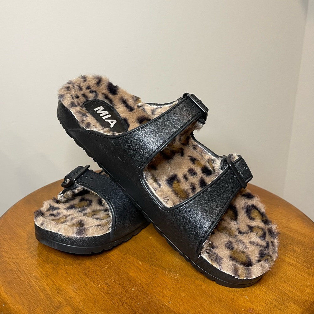 NWT MIA Faux Fur Sandals